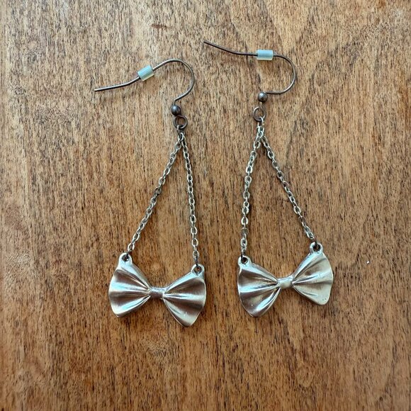 Adorable Modcloth gold-tone bow dangly chain earrings - Picture 1 of 6